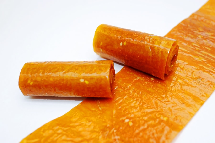 Những miếng bánh tráng xoài vàng óng ả thơm ngon