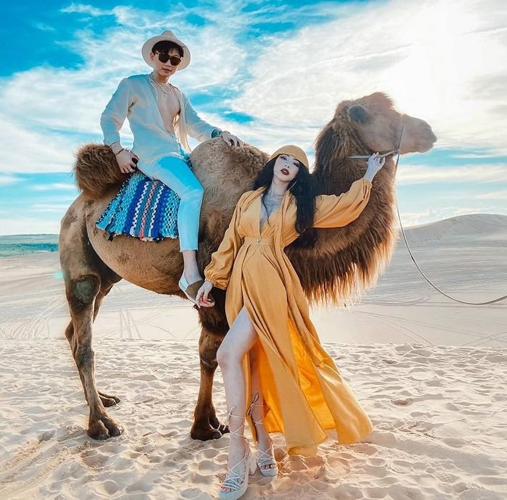 Cưỡi lạc đà tại Bàu Trắng