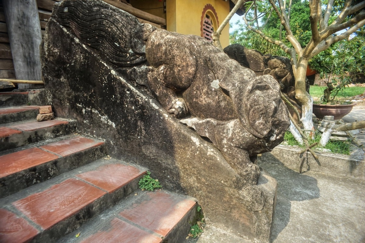 Tượng đá ở chùa Hương Lãng 