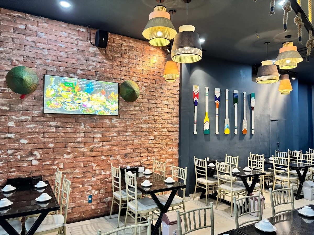 ngoc-chi-vegetarian-restaurant-features-a-spacious-and-cozy-dining-area_1.jpg