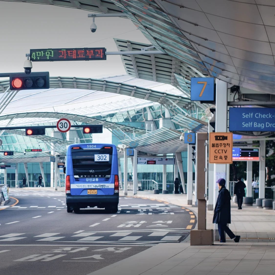 Xe buýt hoạt động liên tục tại cả hai nhà ga