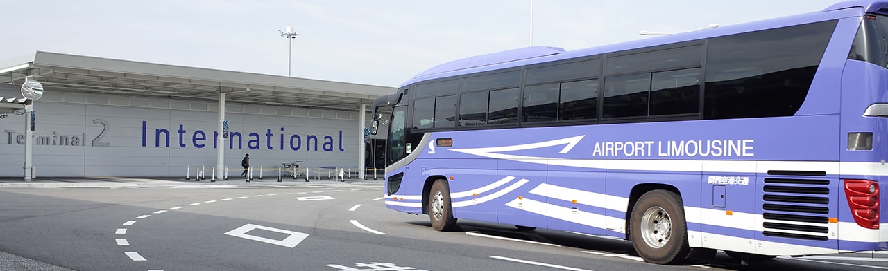 Di chuyển giữa hai nhà ga bằng xe buýt sân bay 