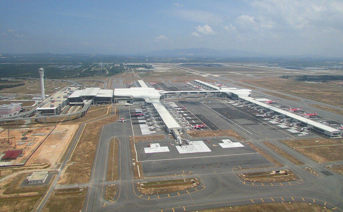 Khu vực đường băng và sân đỗ 