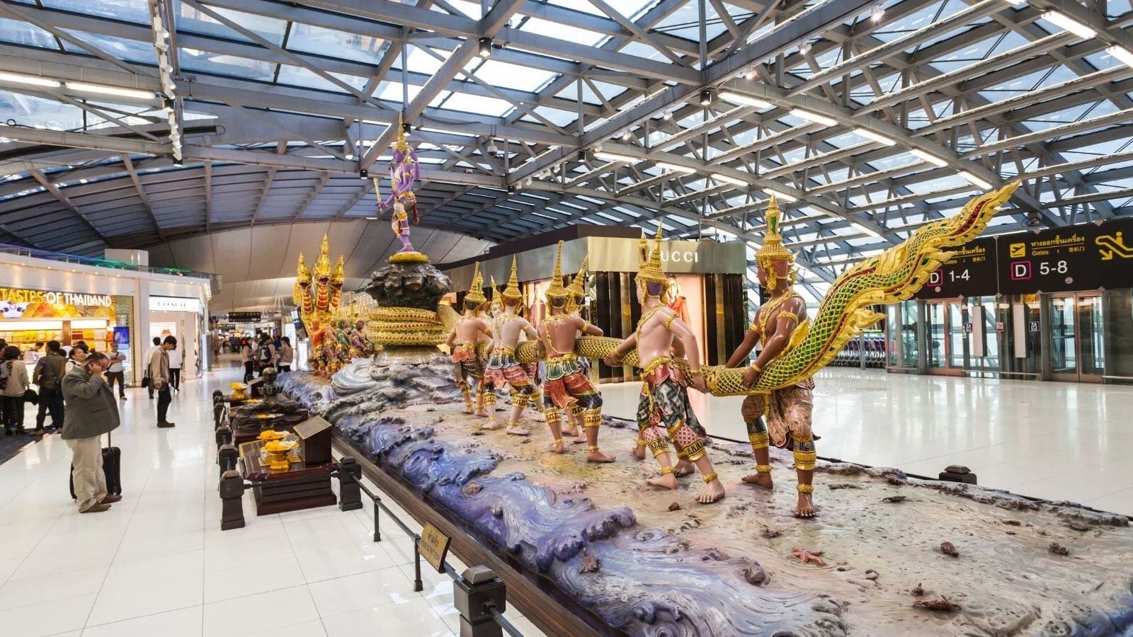 Trong thời gian chờ bay, hành khách có thể tham quan và tận hưởng các dịch vụ mua sắm, ẩm thực tại sân bay