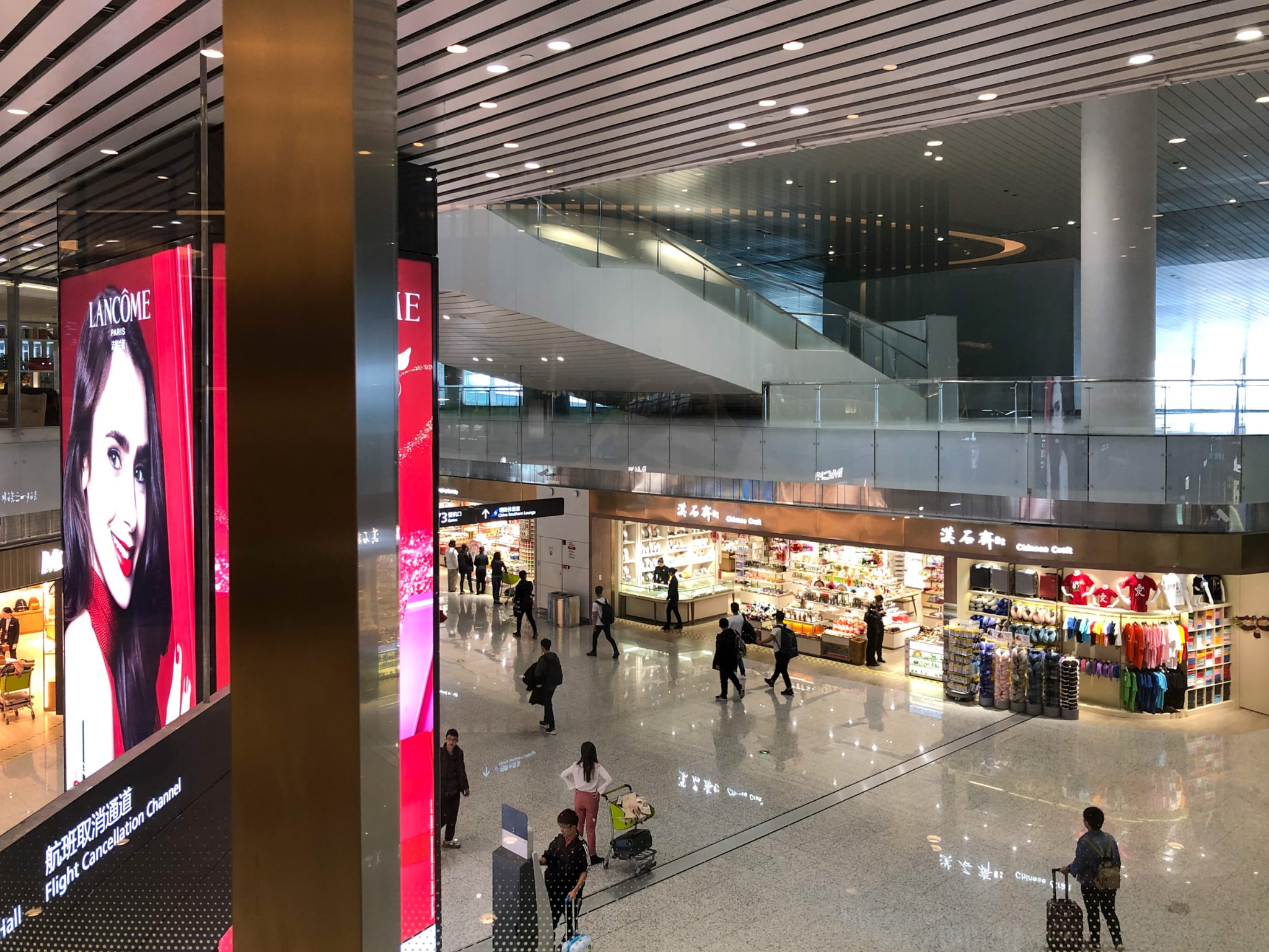 Một khu vực mua sắm trong sân bay 