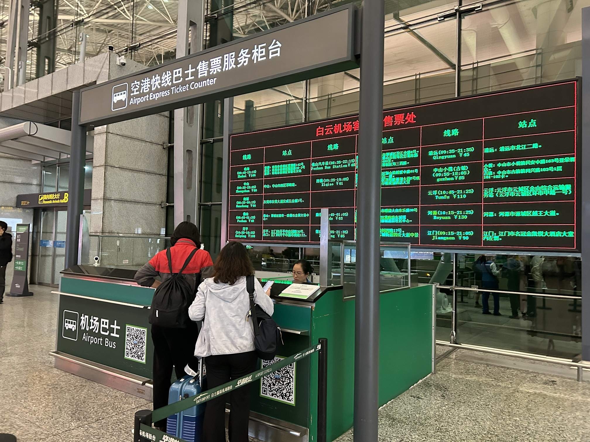 Quầy mua vé xe buýt trong sân bay