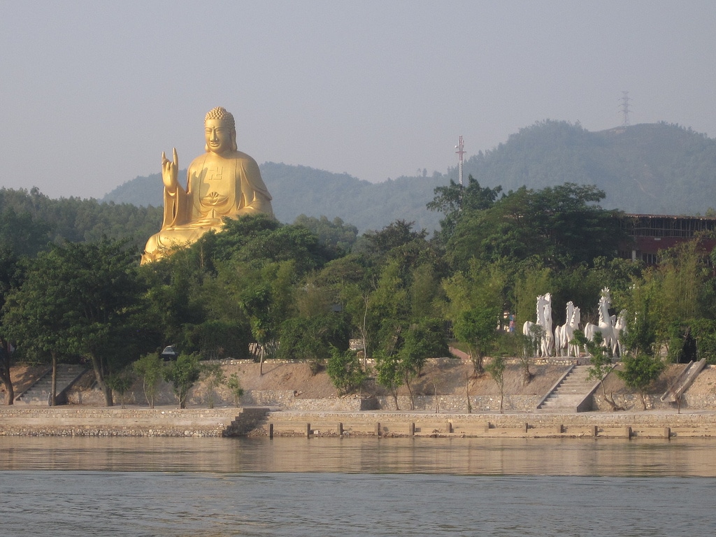 Chùa Thiêng Thác Vàng