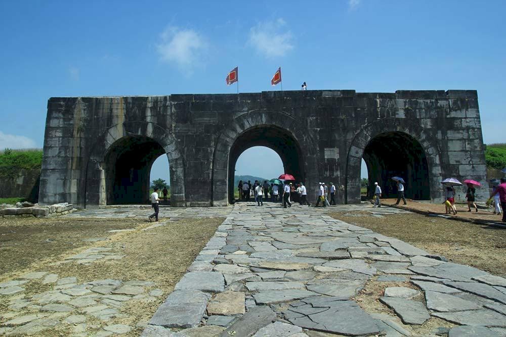 Du khách nên chuẩn bị những vật dụng như ô, nón, mũ để giúp chuyến tham quan được thuận lợi