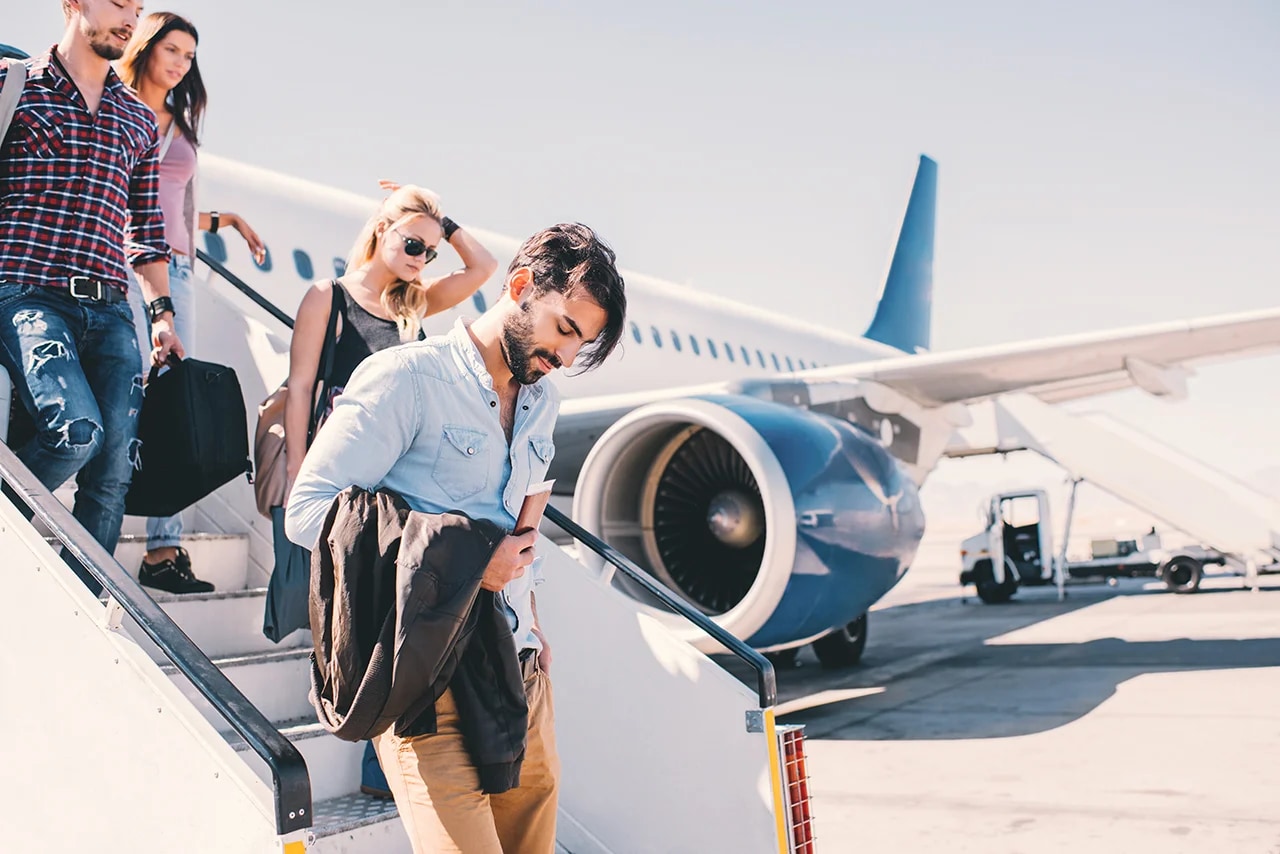 Khi máy bay hạ cánh, hành khách di chuyển theo sự hướng dẫn của tiếp viên hàng không (Nguồn: Internet)