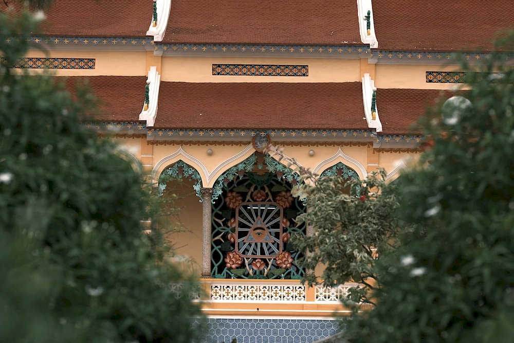 Họa tiết tinh tế trên từng ô cửa