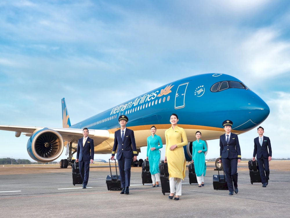 Di chuyển bằng máy bay của Vietnam Airlines.