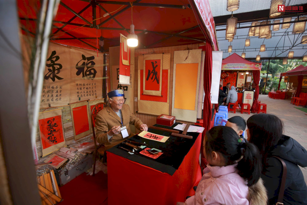 Xin chữ tại Văn Miếu - Quốc Tử Giám