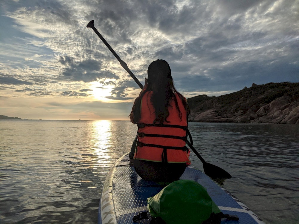 Chèo thuyền và ngắm nhìn cảnh hoàng hôn