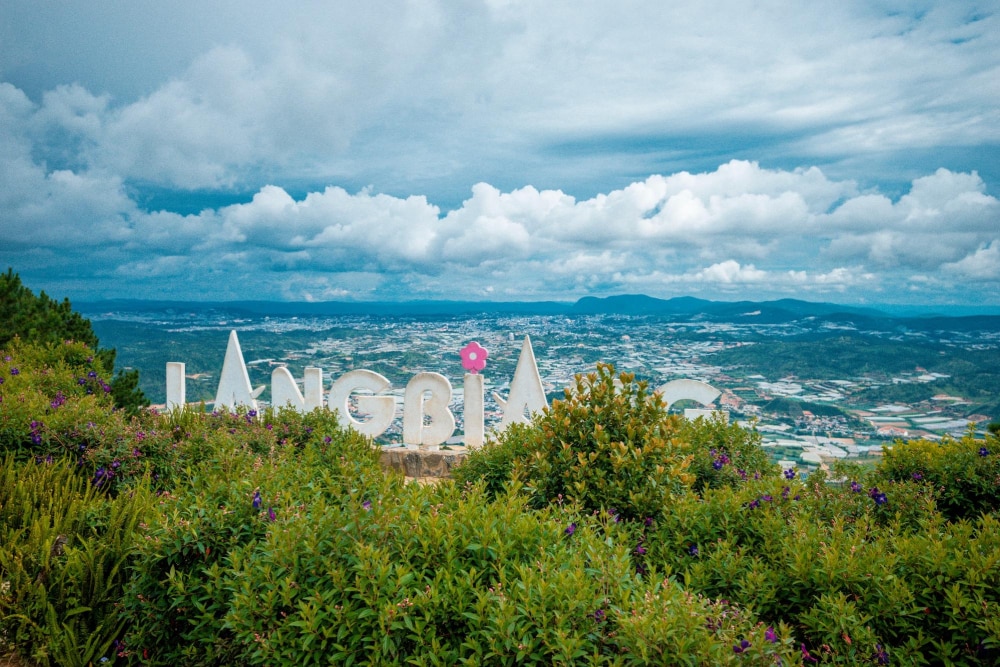Từ đỉnh Langbiang, bạn có thể ngắm nhìn toàn cảnh thành phố 
