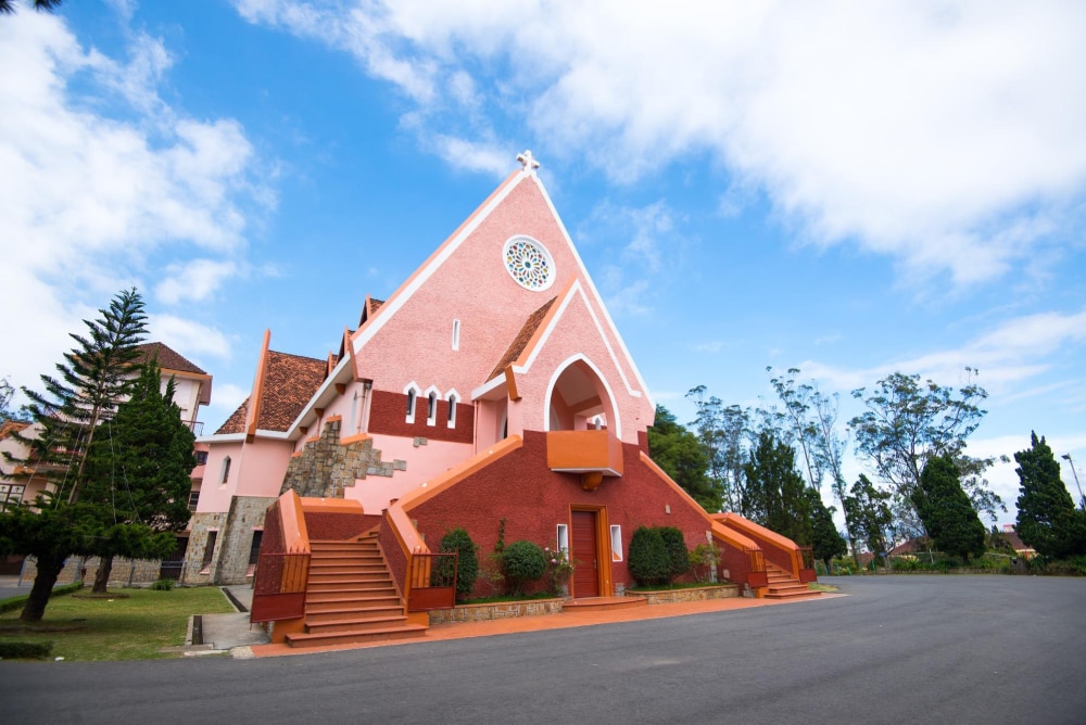 Nhà thờ Domaine de Marie với màu hồng tượng trưng cho tình yêu