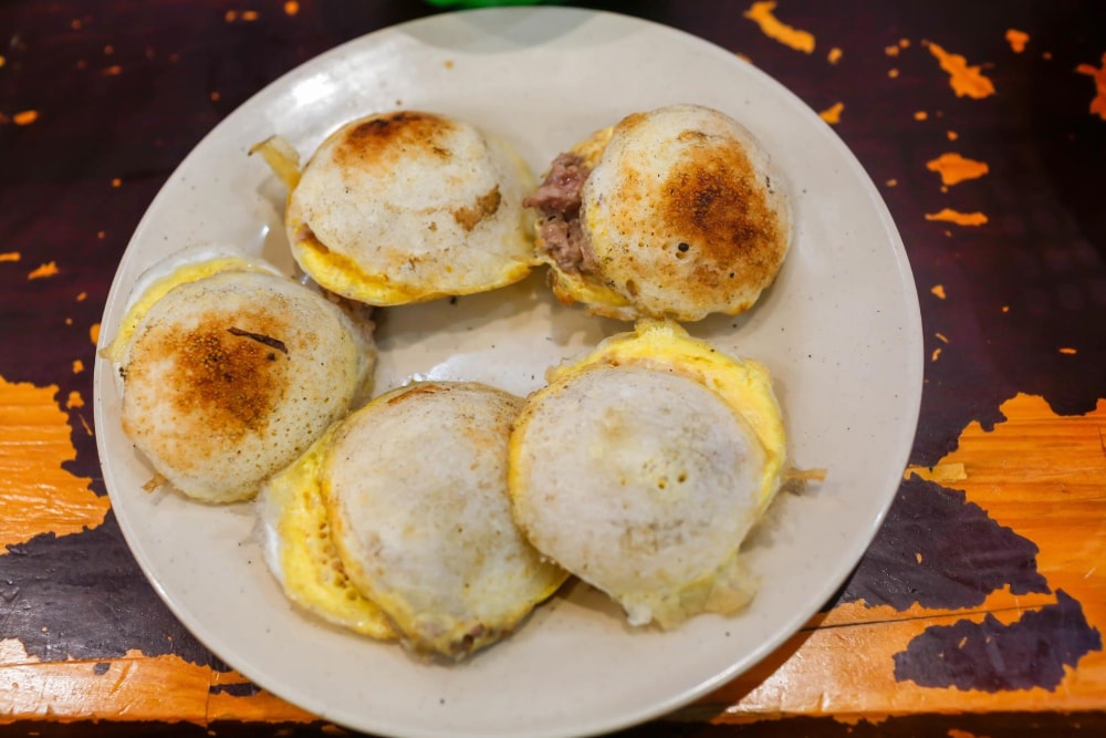 Bánh căn là món ăn ưa thích của nhiều thực khách khi đến Đà Lạt 