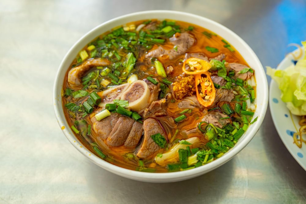 Bún bò Huế là món ăn đặc trưng của ẩm thực Huế 