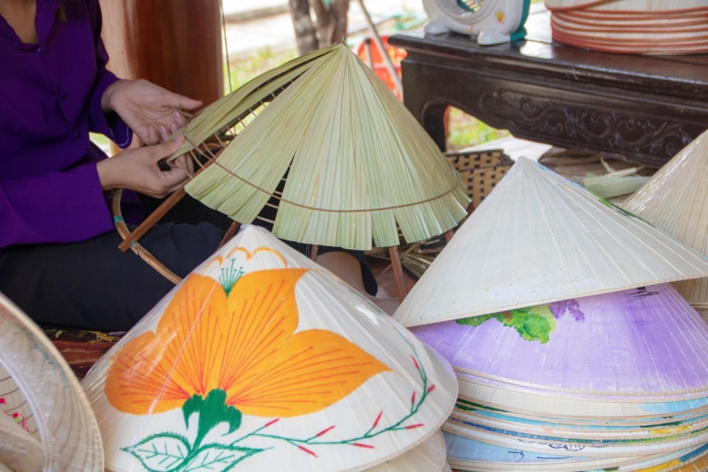 Nón lá là món quà du lịch từ Huế vô cùng ý nghĩa