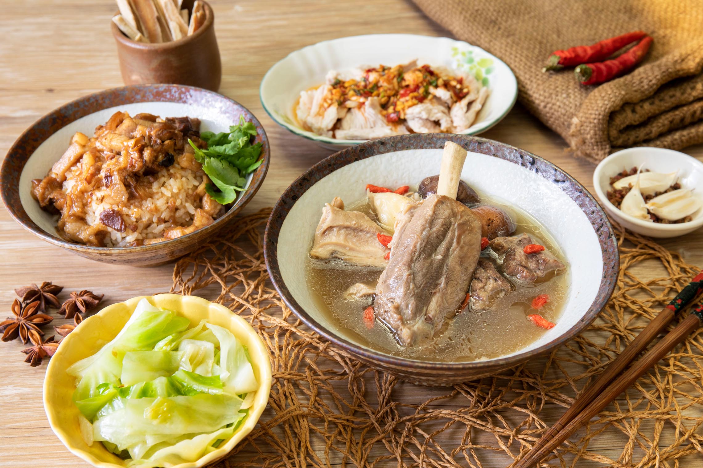 Món súp sườn heo hầm thảo mộc (Bak Kut Teh) đặc trưng của Singapore
