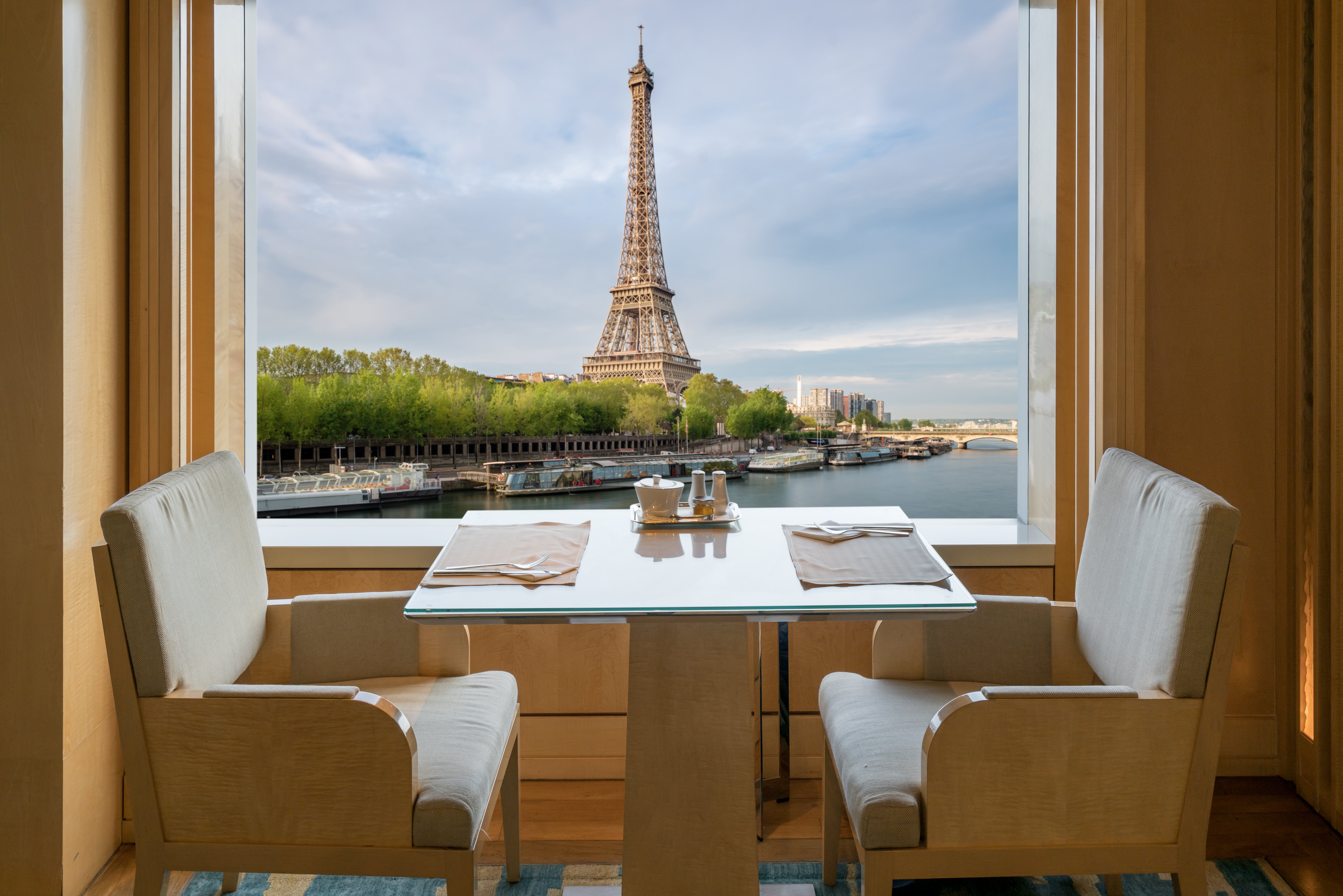 A dining table in a French restaurant with panoramic views of the Eiffel Tower, ideal for discovering the best restaurants in Paris