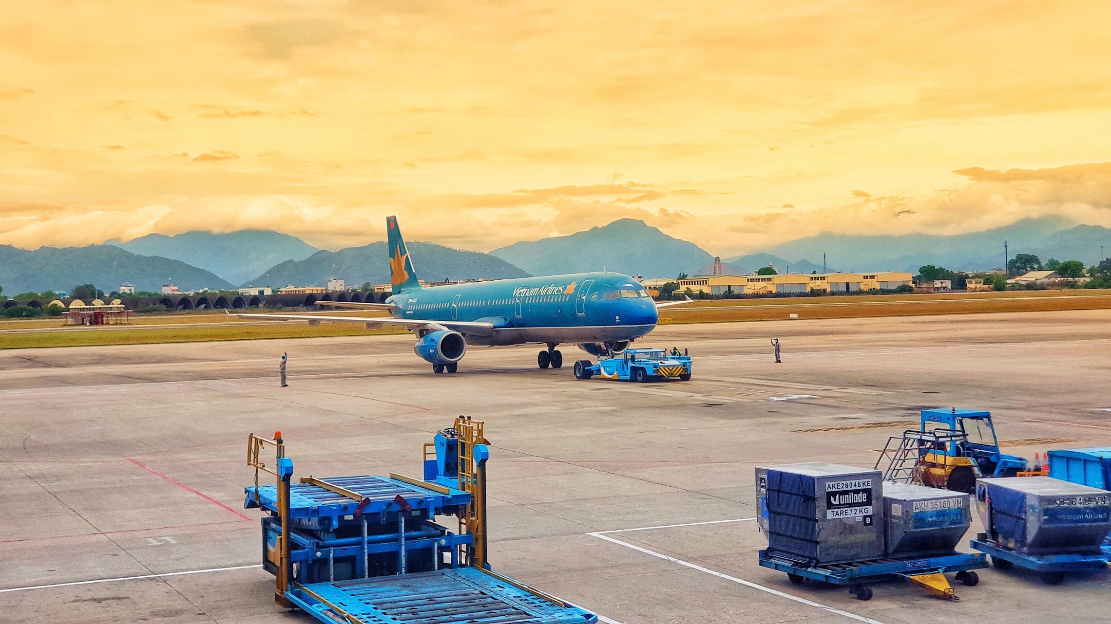 Vietnam Airlines aircraft parked at Da Nang International Airport.