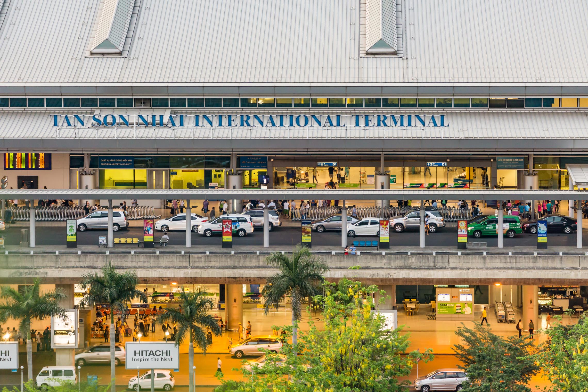 Transportation from Ho Chi Minh Airport to the city centre with taxis, ride-hailing services, and airport access roads.