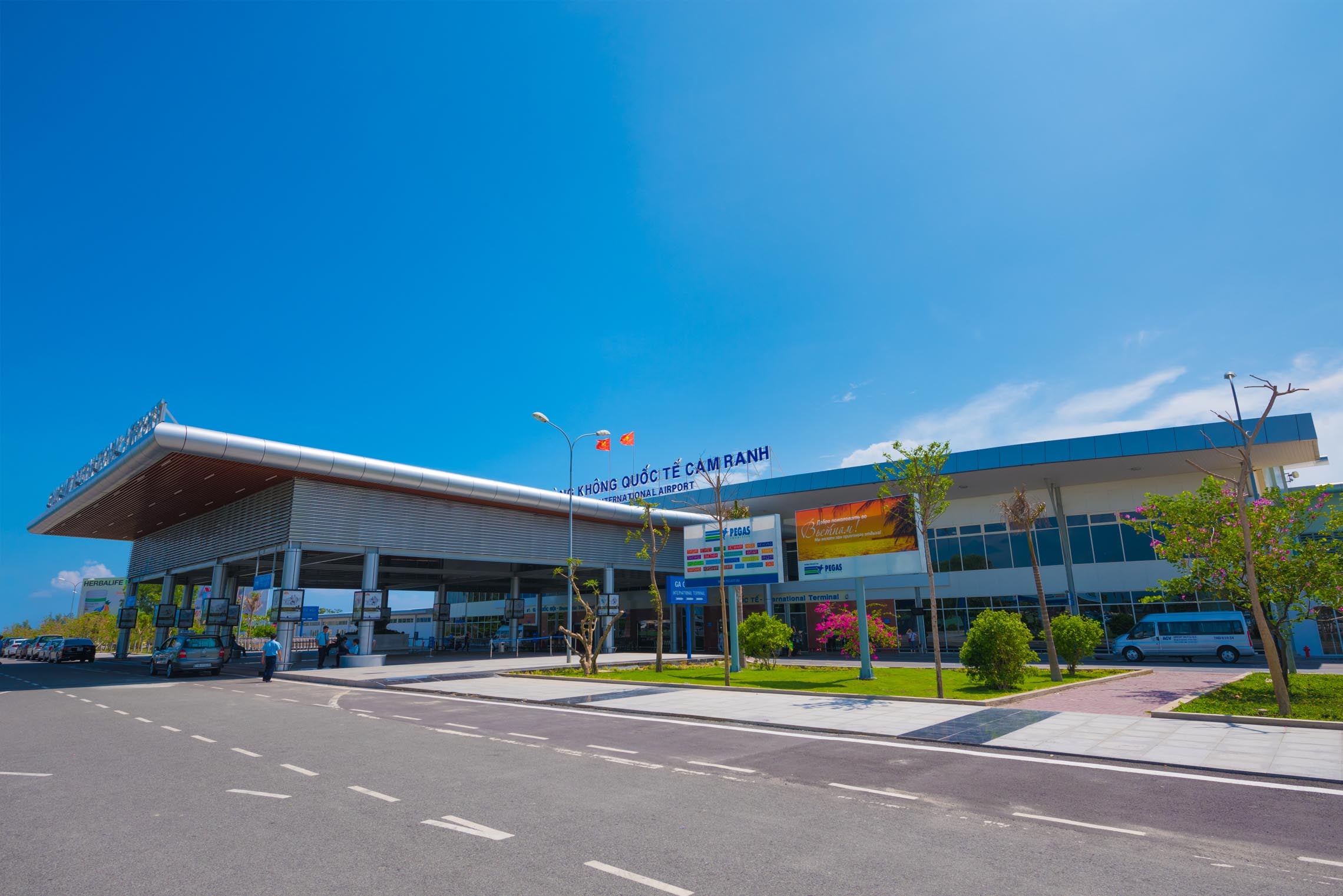 Khung cảnh Cam Ranh gần khu vực sân bay Nha Trang, điểm kết nối quan trọng đưa du khách đến thành phố biển và các điểm du lịch nổi bật