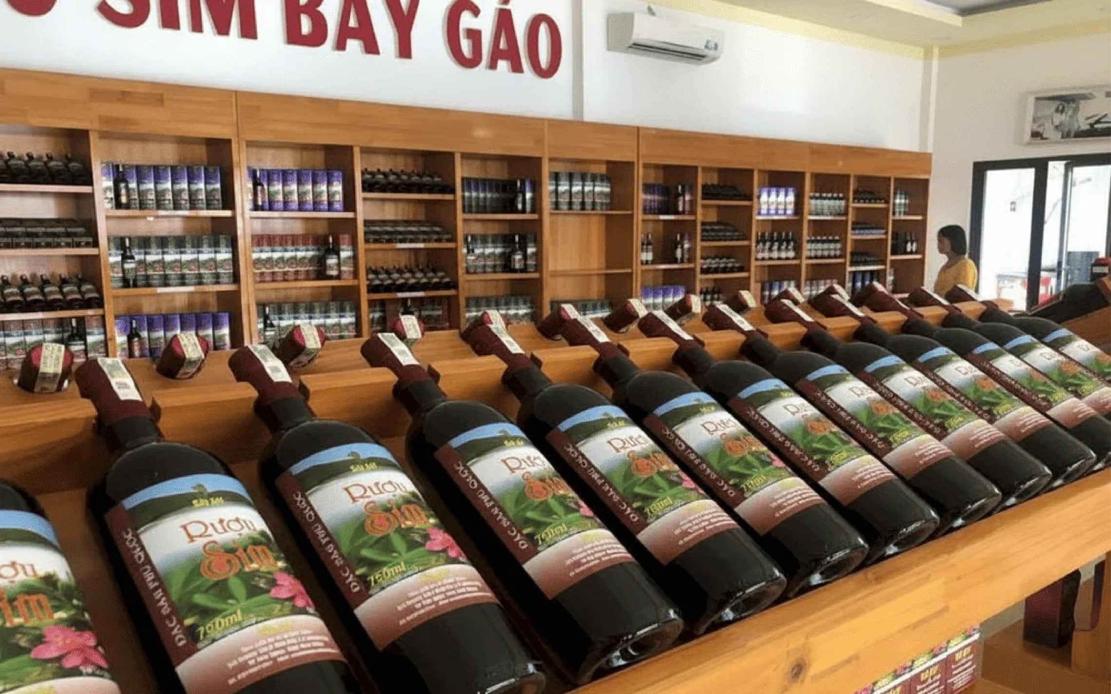 Rượu sim Phú Quốc được đóng chai làm quà với hình ảnh trái sim rừng trên bao bì