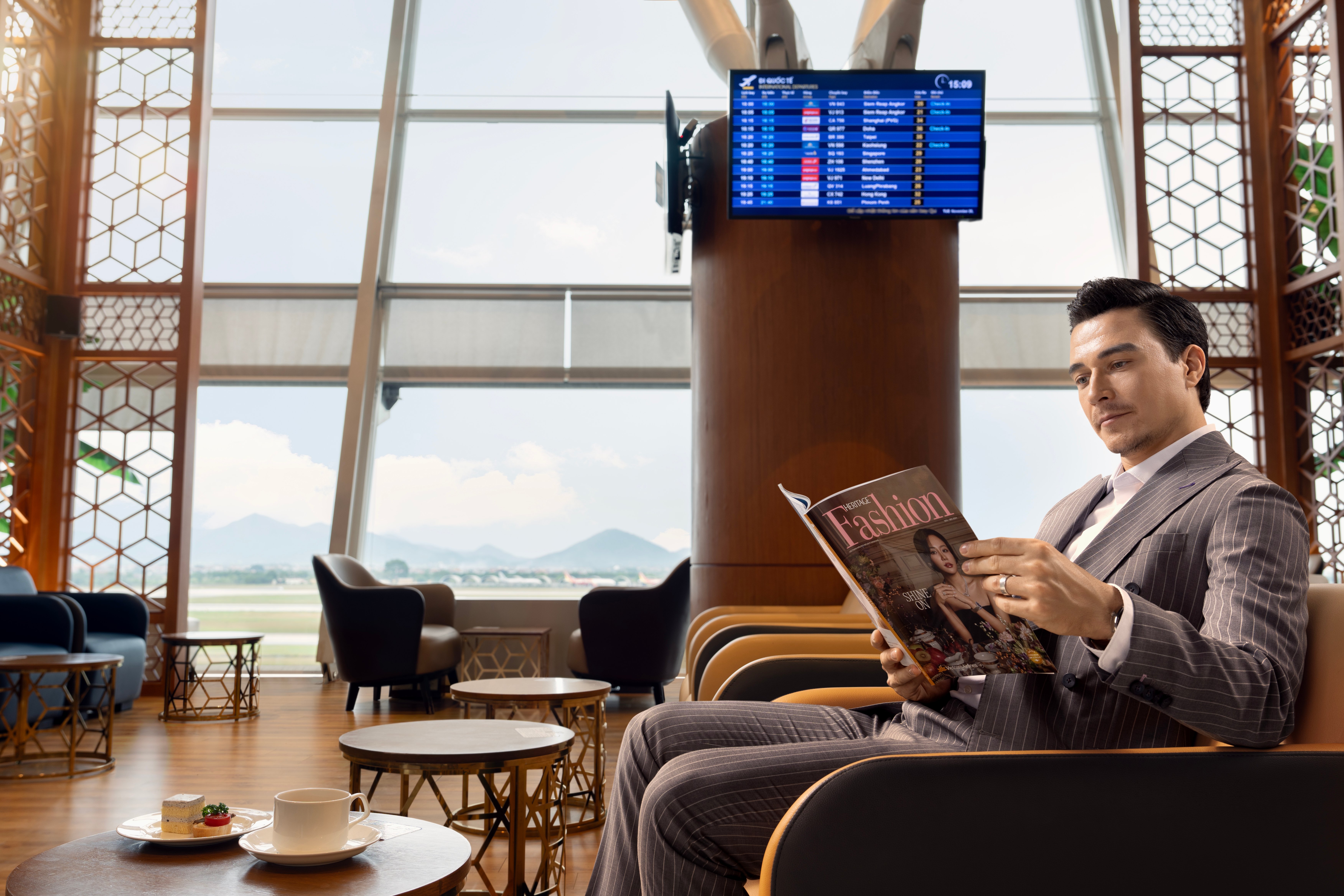 Phòng chờ bông sen - Khách đọc báo copy.jpg