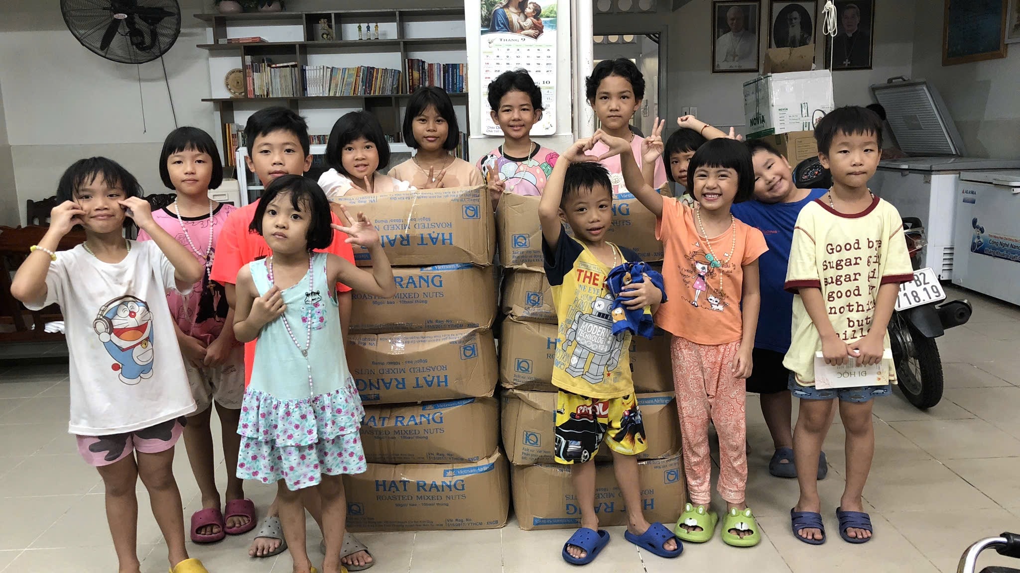 Vietnam Airlines chuyển giao thực phẩm cho VietHarvest để phân phối tới các tổ chức xã hội và cá nhân có hoàn cảnh khó khăn