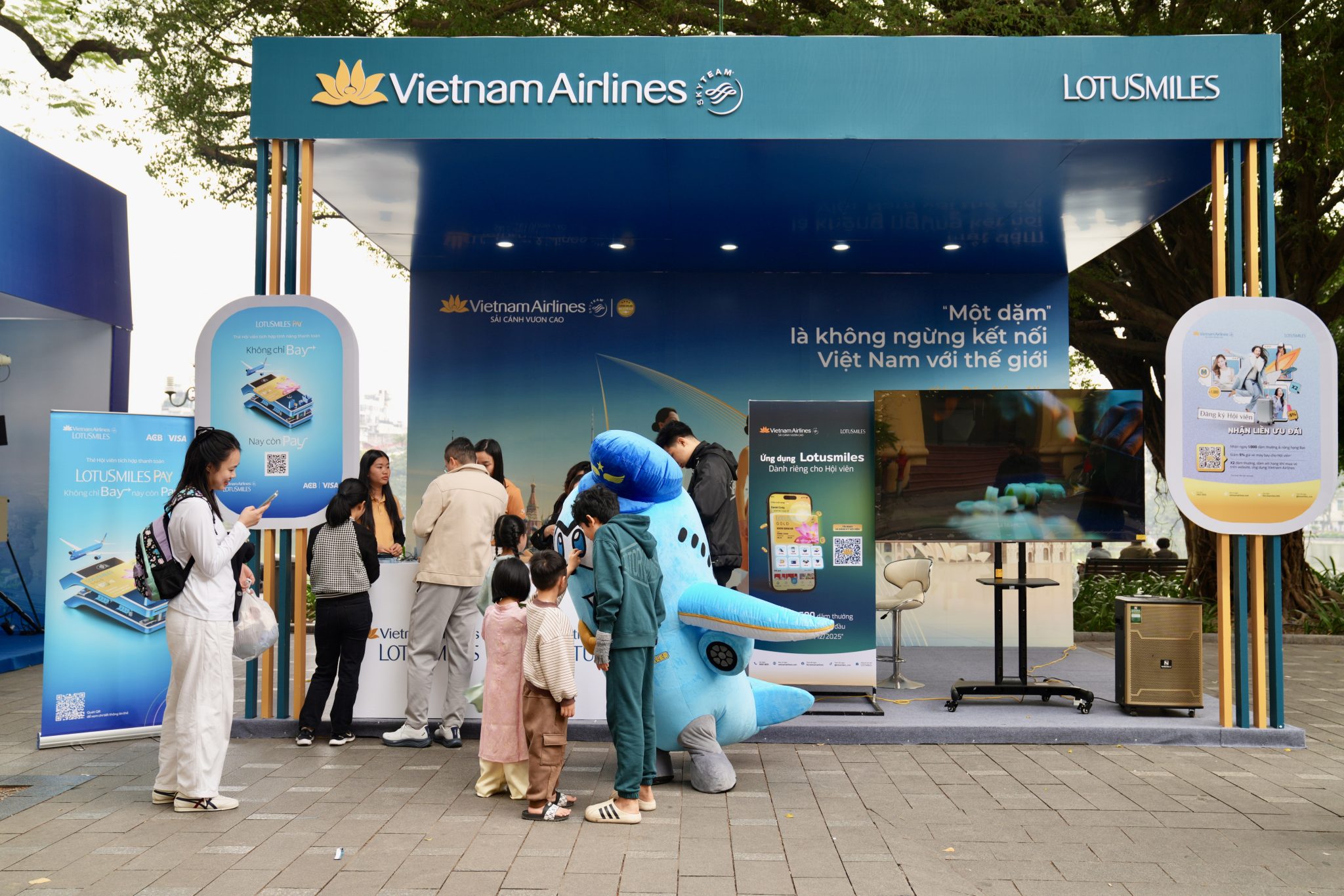 Khép lại Vietnam Happy Fest 2025 Vietnam Airlines lan toả giá trị hạnh phúc, nhân văn và bền vững 1.jpg