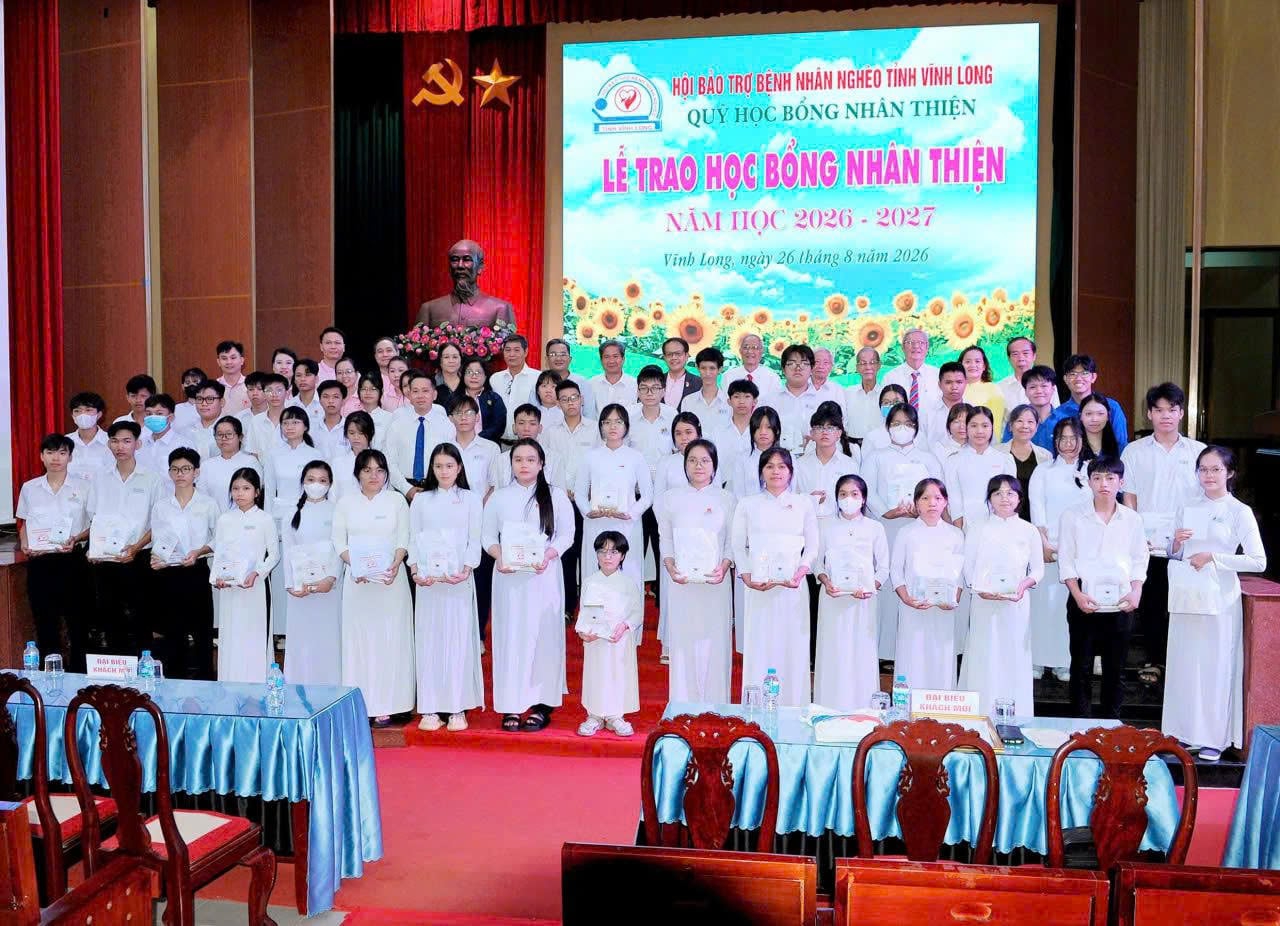 200 triệu đồng từ Quỹ Tình thương Vietnam Airlines đến với học sinh khó khăn tại Vĩnh Long 1.jpg