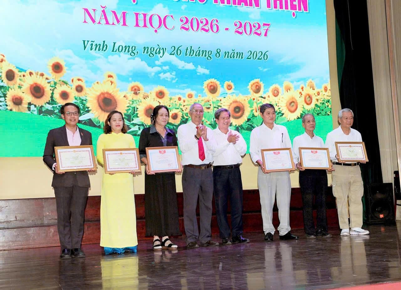 200 triệu đồng từ Quỹ Tình thương Vietnam Airlines đến với học sinh khó khăn tại Vĩnh Long 2.jpg