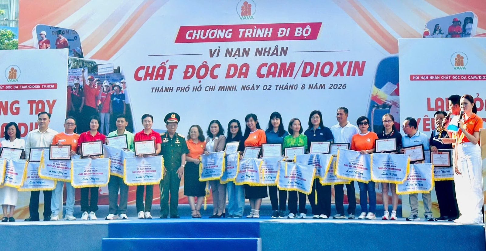 Những bước chân sẻ chia vì nạn nhân chất độc da cam 2.jpg