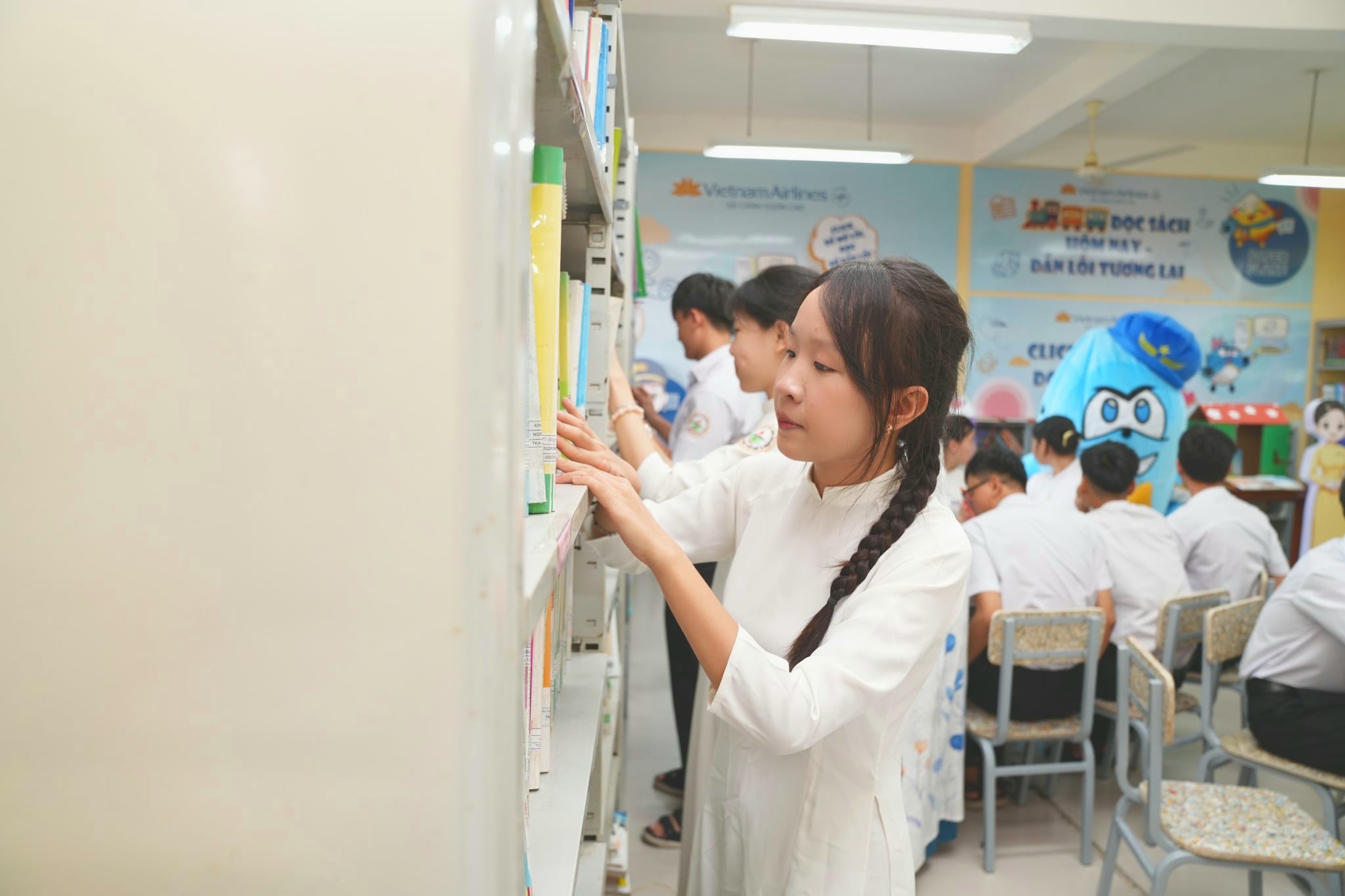 Vietnam Airlines gieo mầm mơ ước từ Thư viện xanh ở trường THPT Nam Đông 11.jpg