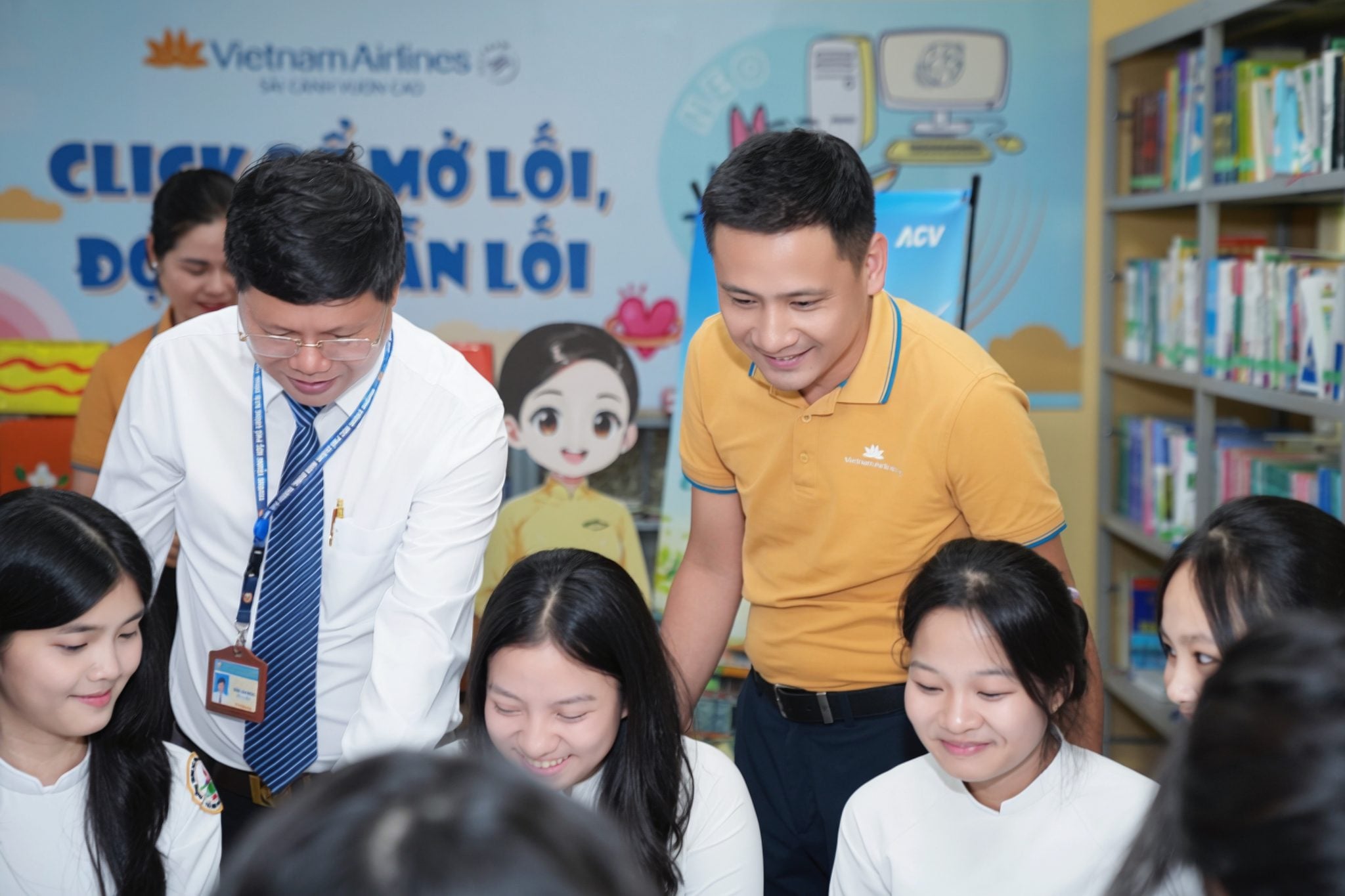 Vietnam Airlines gieo mầm mơ ước từ Thư viện xanh ở trường THPT Nam Đông 2.jpg