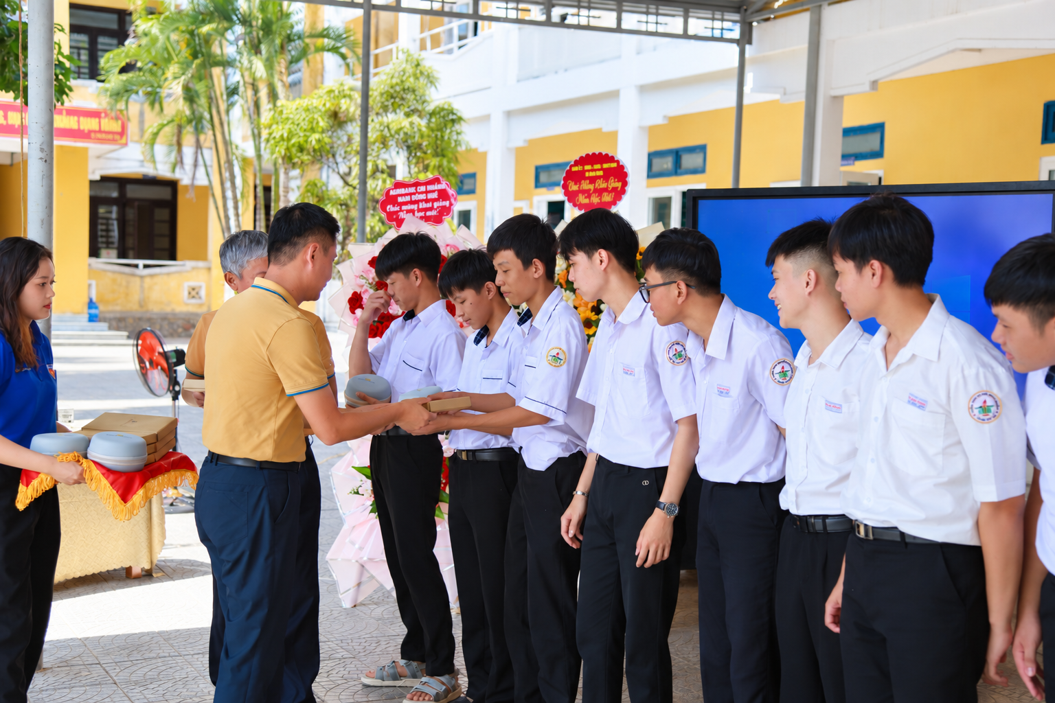 Vietnam Airlines gieo mầm mơ ước từ Thư viện xanh ở trường THPT Nam Đông 6.png