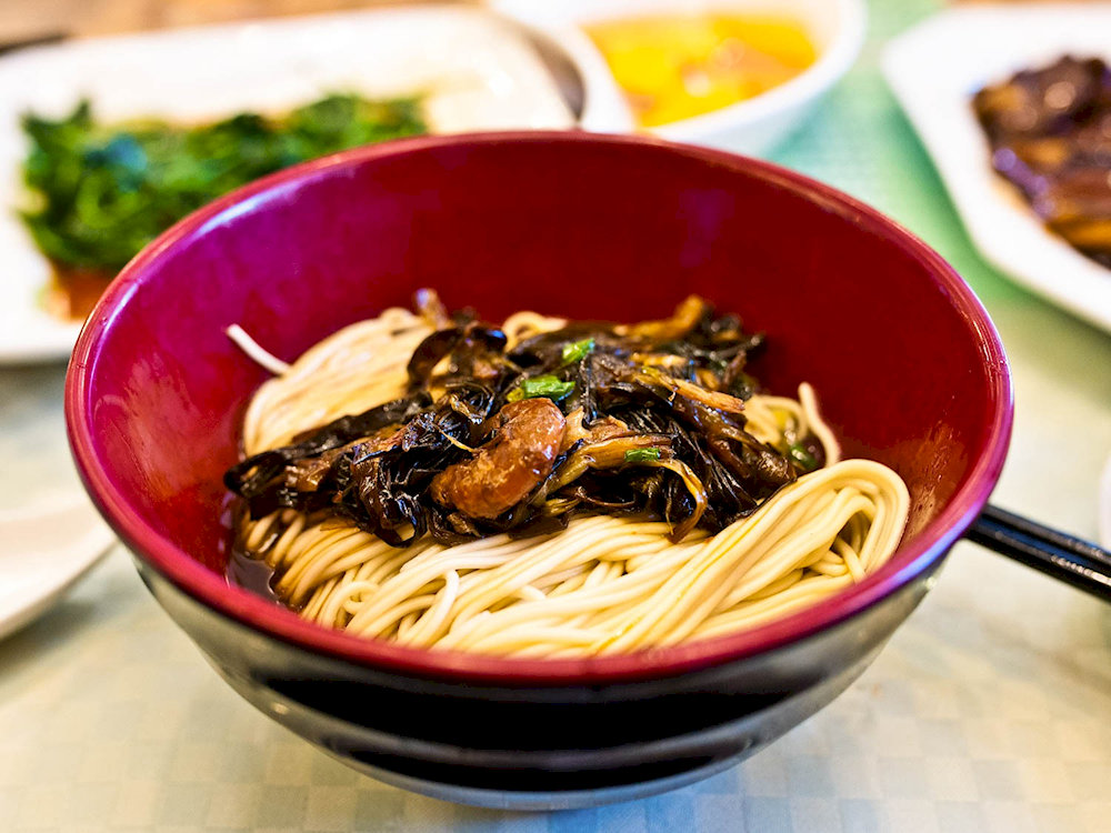 Simple noodles with fried onions and soy sauce