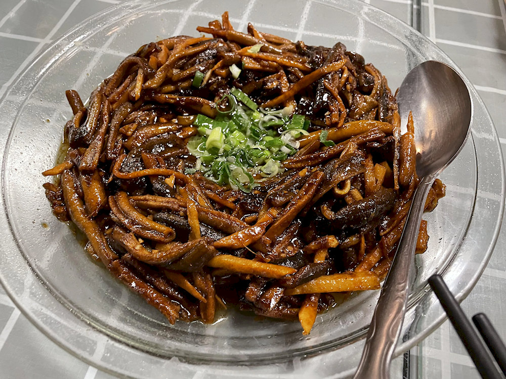 Shanhu Mian is a special local dish, offering a taste unlike any other noodle dish