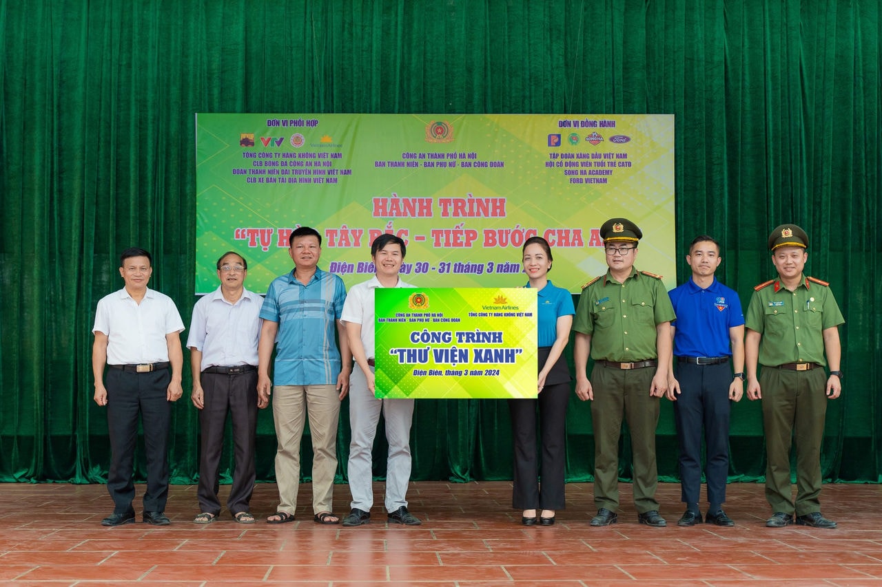 Vietnam Airlines đồng hành cùng Công an TP Hà Nội trao tặng Thư viện xanh cho học sinh vùng cao