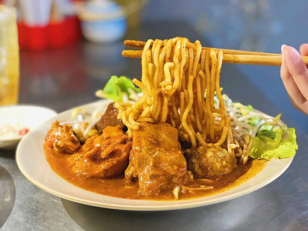 Món ăn đậm vị cay nồng, ăn kèm với nước sốt đặc biệt, khiến bạn không thể dừng lại