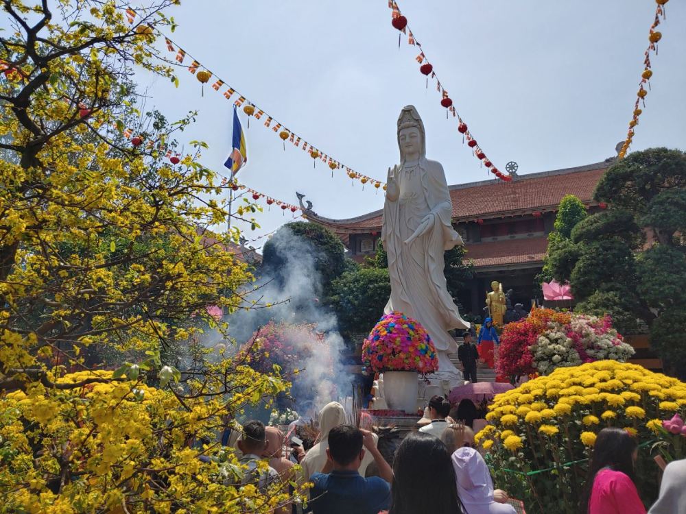 Lễ chùa cầu an tại Đình Ứng Thiên không chỉ là một nghi lễ truyền thống mà còn là dịp để bạn tìm lại sự bình yên trong tâm hồn và cầu mong những điều tốt đẹp cho cuộc sống