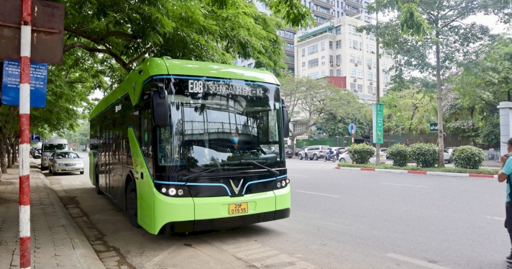 The electric bus route E08 passes by the Temple of Literature (Source: Internet)
