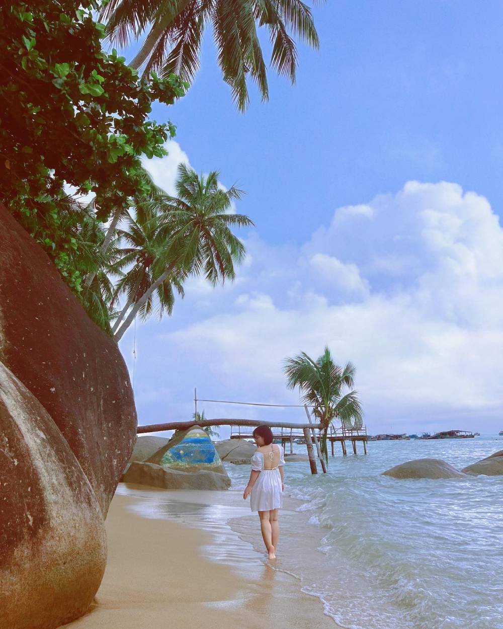 Du khách tạo dáng bên bờ biển 