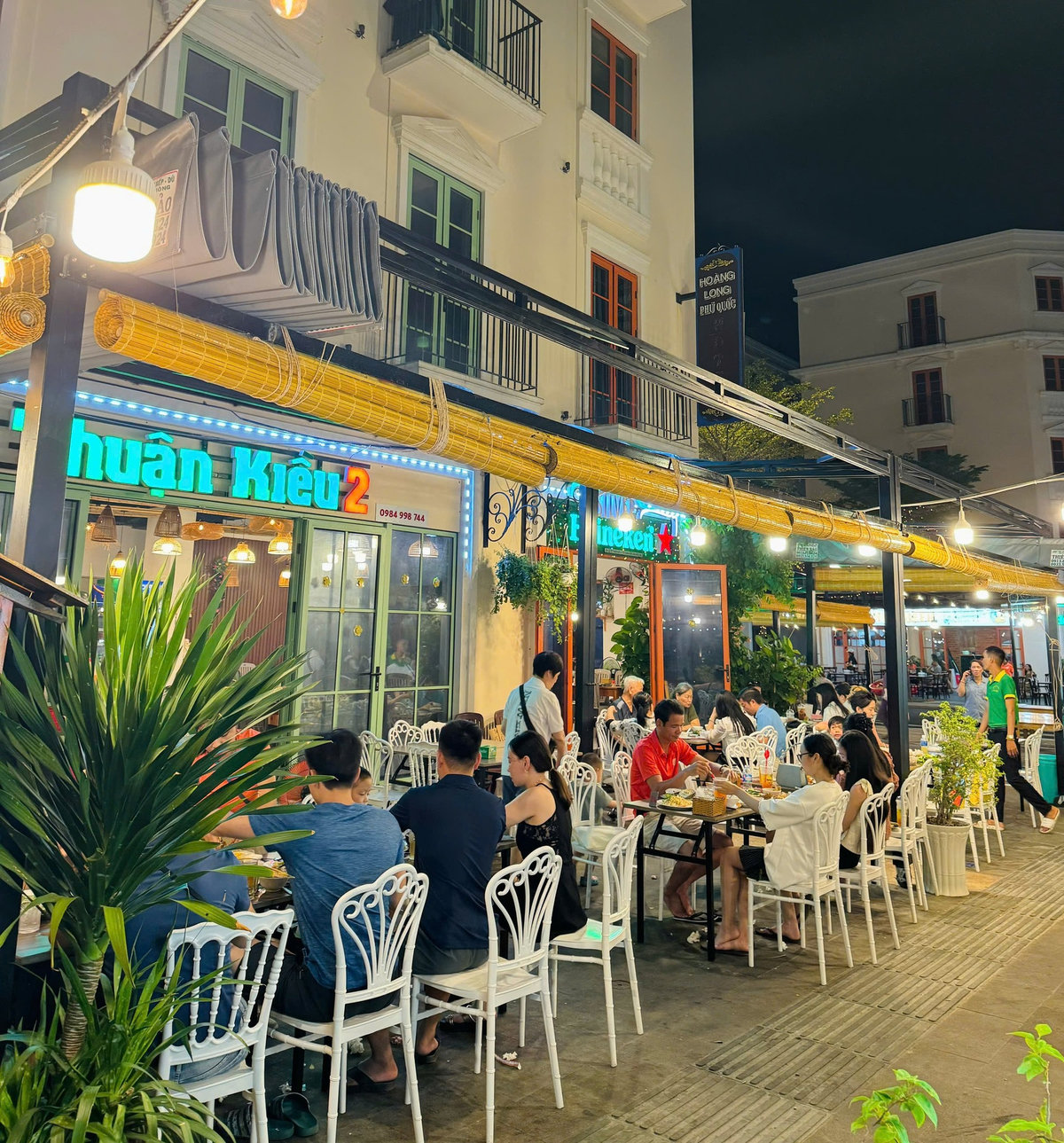 Không gian quán Thuận Kiều 2 ở làng chài Hàm Ninh
