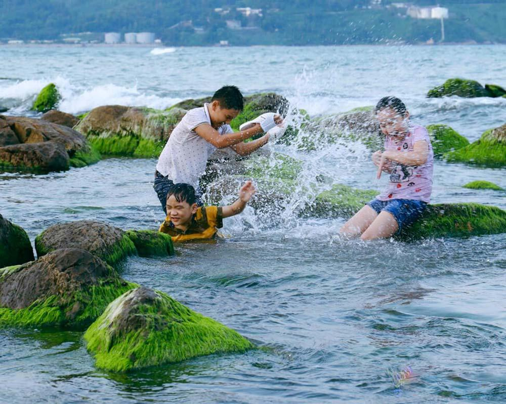 Du khách có thể tắm hoặc thư giãn tại bãi biển Nam Ô