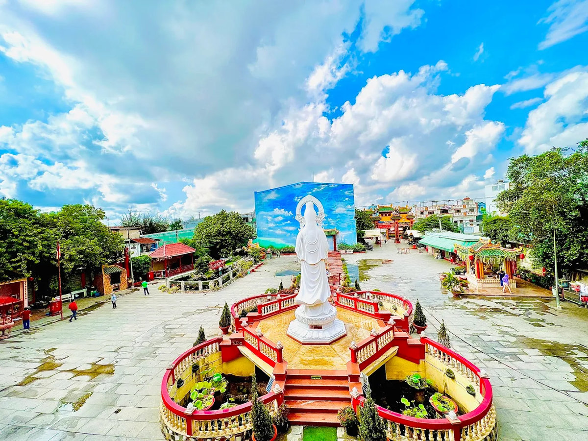 Khuôn viên trước chùa