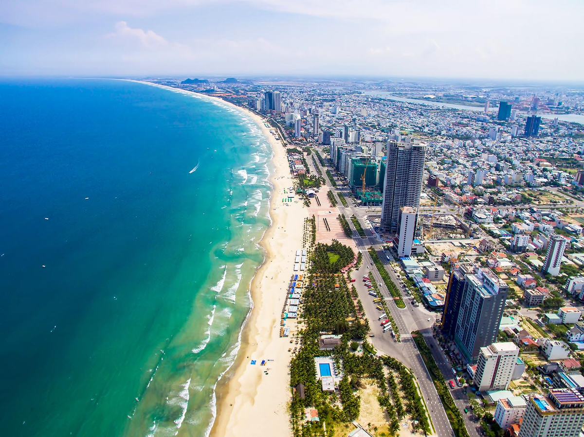 Bãi biển Mỹ Khê sở hữu dải cát trắng mịn và nước biển trong xanh tạo nên khung cảnh thư thái
