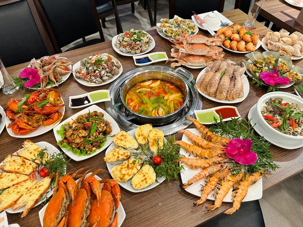Quầy buffet của Poseidon có đến hàng trăm món hải sản đa phong cách từ Á đến Âu