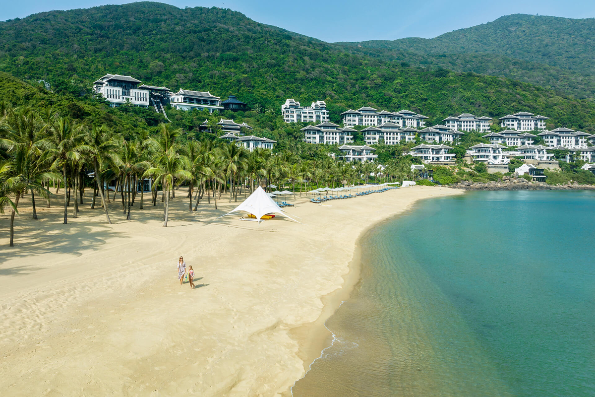 InterContinental Danang Sun Peninsula Resort được bao quanh bởi núi rừng và biển cả 